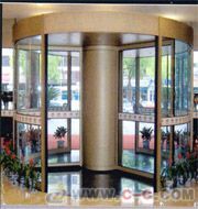 青島鑫凱達門控 專業打造山東三翼環柱式自動旋轉門，提升空間豪華感與智能化水平